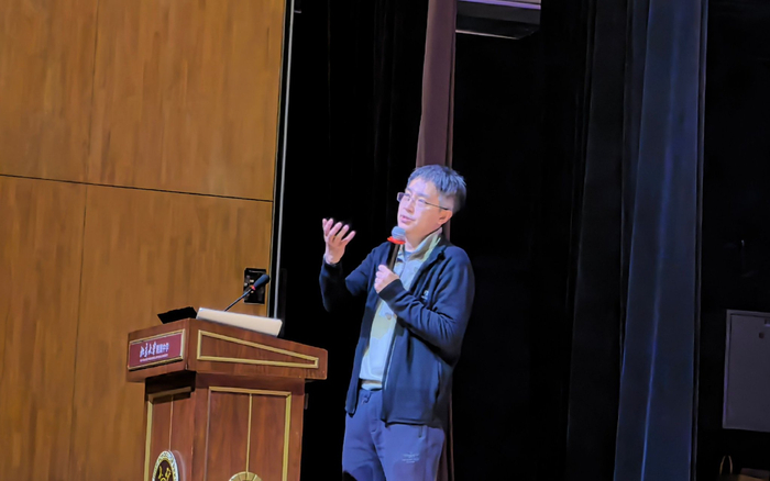 3月13日，在北大附中，中国科学院院士、北京大学数学科学学院院长刘若川为学生们作分享。新京报记者 杨菲菲 摄