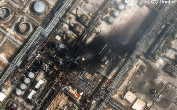 3月2日，沙特拉斯塔努拉（Ras Tanura），卫星图像显示，美以与伊朗持续开火之际，炼油厂遭无人机袭击后冒出浓烟。Reuters