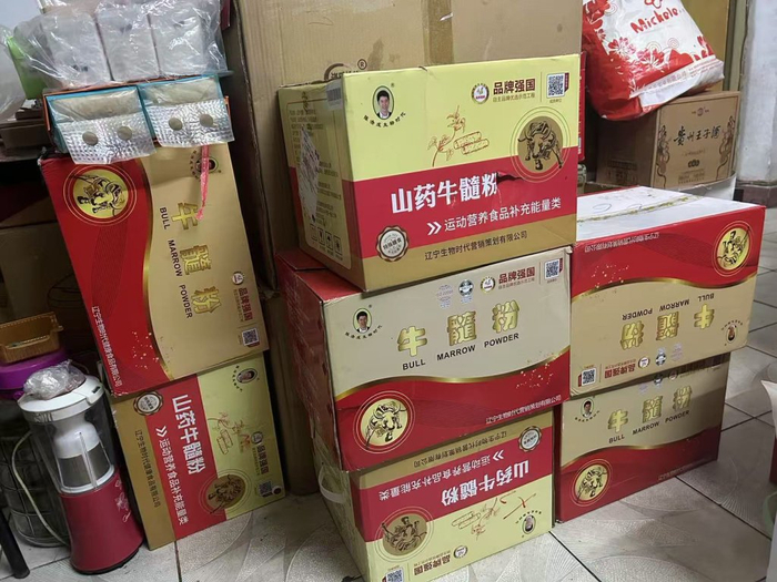 周婷父亲堆放在家中的部分保健品