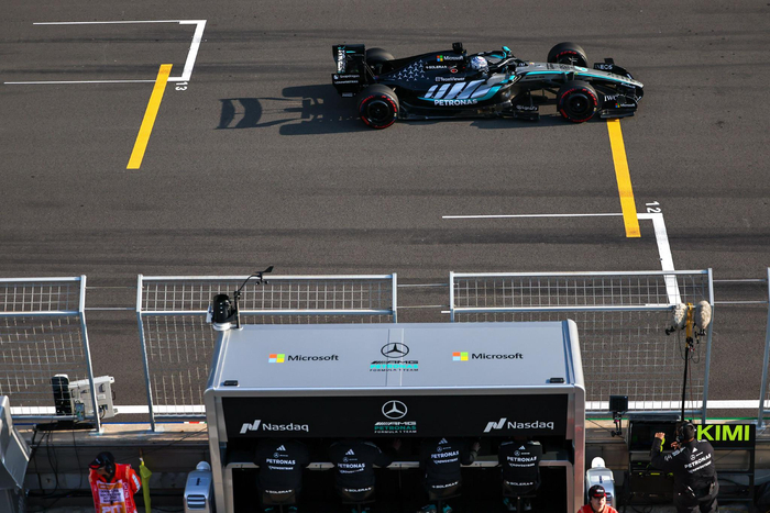 3月13日，梅赛德斯车队英国车手拉塞尔在比赛中。新华社发（宋海源 摄）