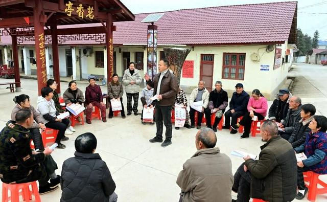 1月18日，湖南邵阳市洞口县茶铺茶场管理区八角山社区，党员干部在“院落会”上向村民宣传冬季安全用火用电知识。滕治中摄