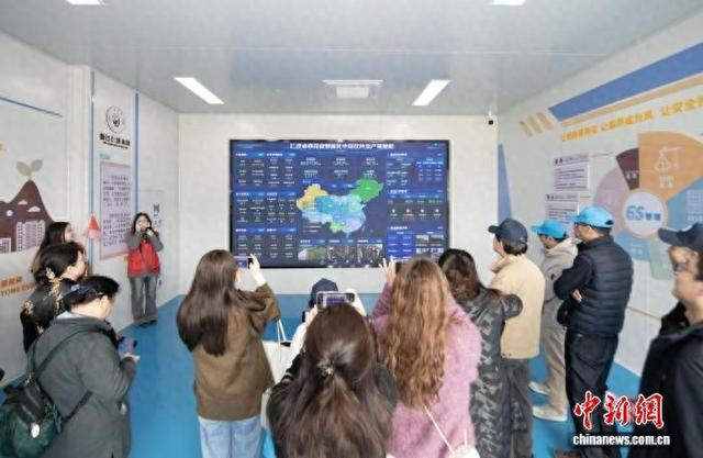 图为观众参观智能化中药饮片生产驾驶舱。浙江省中医院供图