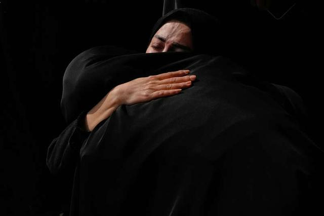 当地时间3月9日，伊朗德黑兰，美国和以色列空袭中遇难者的亲属在贝赫什特·扎赫拉公墓哀悼。视觉中国供图