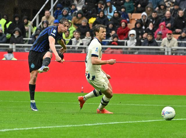 3月14日，国际米兰队球员皮奥（左）在比赛中射门得分。新华社发（阿尔贝托·林格利亚摄）