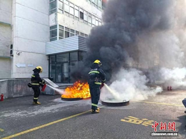 优劣灭火器使用效果区别非常明显。 陆祁国 摄