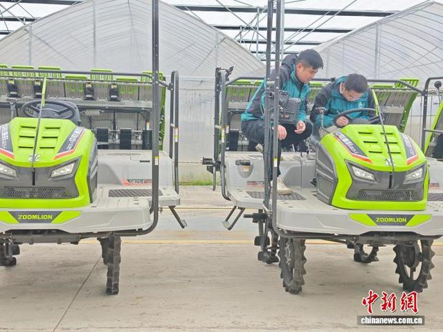 3月13日，湖南大通湖区再生稻无人智慧农场的工作人员检查无人农机联网情况。 徐钢 摄