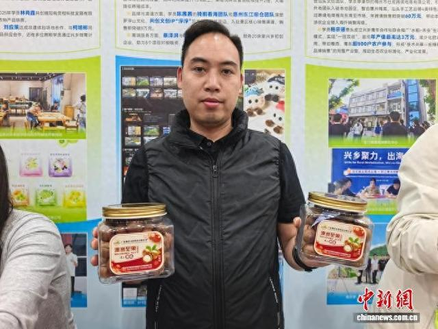 2026年1月，李永琪介绍产品。 中新社记者 张璐 摄