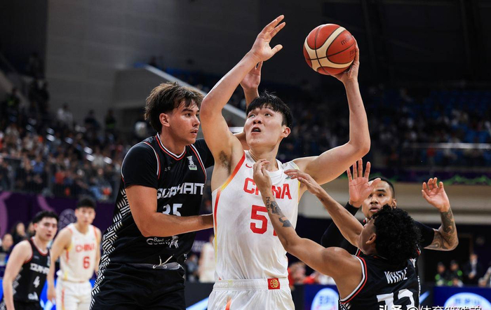 发展联盟的比赛视频在中文网络广泛传播，31分集锦点赞数万。 而NBA的49秒镜头，几乎没人剪辑。 这种传播热度反差，勾勒出理想与现实的距离。 篮球世界的金字塔，越往上爬，台阶越陡。