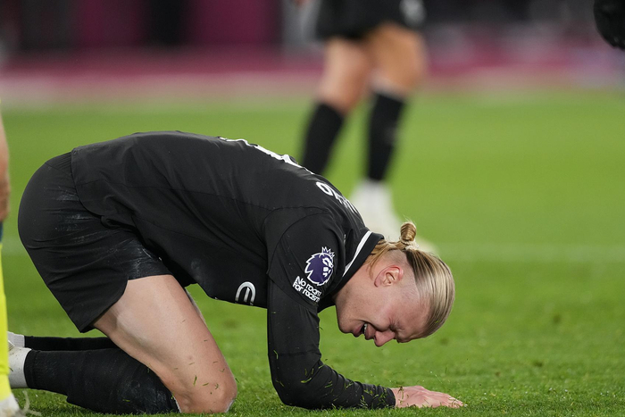 曼城前锋哈兰德在比赛中被击中要害部位