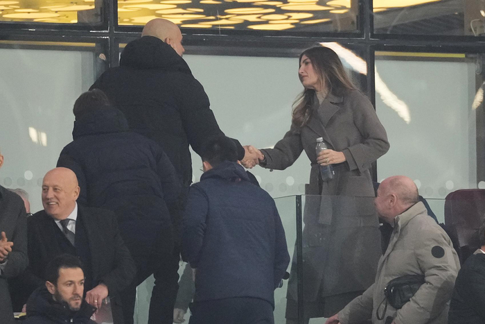 曼城主帅瓜迪奥拉（左）与西汉姆俱乐部副主席布雷迪握手