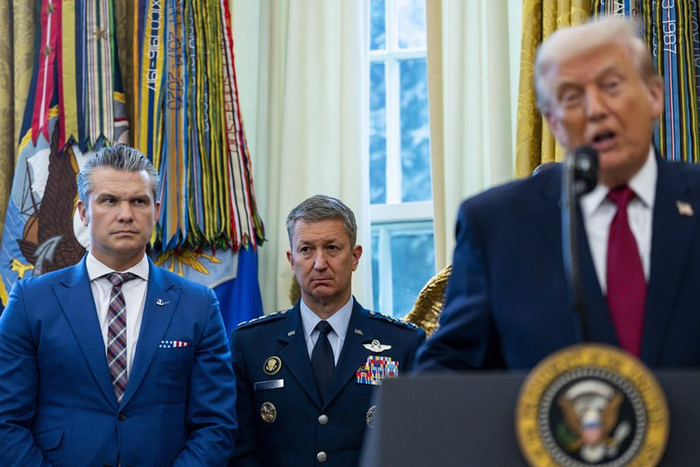 左起：美国防长赫格塞思、美军参谋长联席会议主席丹·凯恩、特朗普 IC Photo
