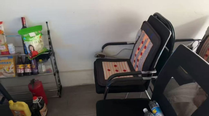 　店内有免费的“磁疗坐垫”，老人坐满40分钟、观看视频，可以盖章免费领取鸡蛋。