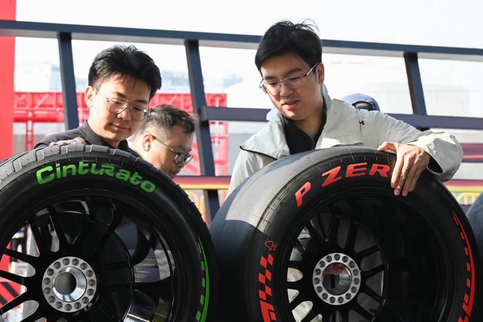 2026年3月11日，上海西岸的格子旗嘉年华上，车迷们近距离接触F1轮胎。澎湃新闻记者 吴栋 图