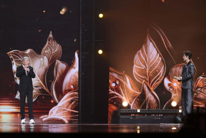 肖战与郑晓龙同台互动