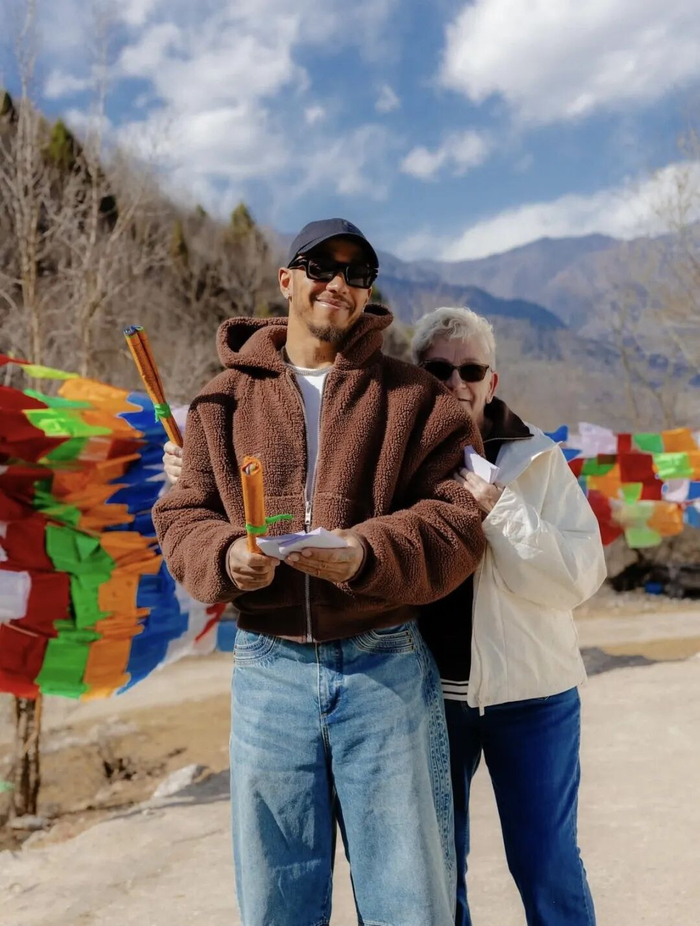 法拉利车手刘易斯·汉密尔顿和母亲去了九寨沟旅行。（图/Instagram@lewishamilton）