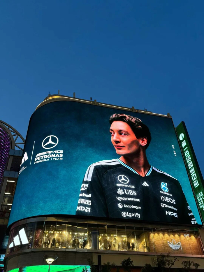 上海南京路步行街，拉塞尔巨幅海报。（图/Zoey 摄）