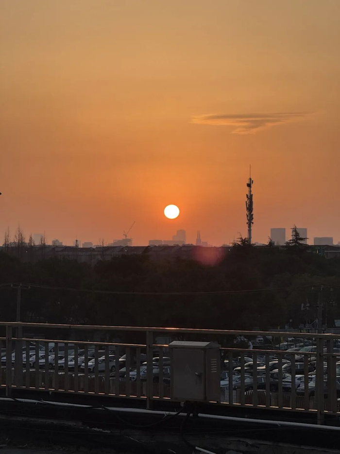拍飞机，也看到了日出。（图/范坤 摄）