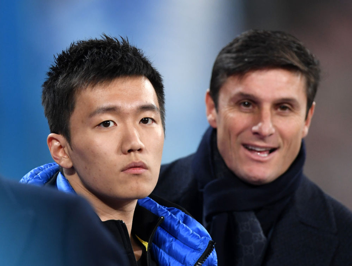   2016年12月2日，张康阳（左）与前国际米兰球员哈维尔·萨内蒂在场边观战。新华社发（阿尔贝托·林格里亚摄）