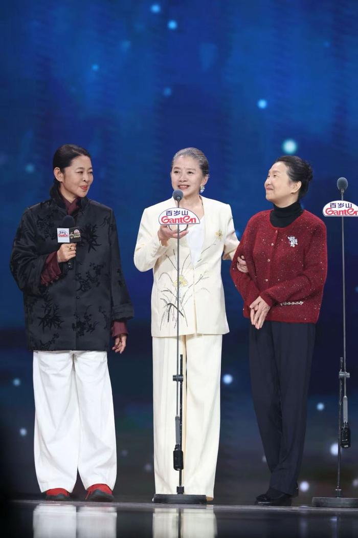 倪萍、徐映红来到现场，祝贺迟蓬获得“年度匠心表演剧星”