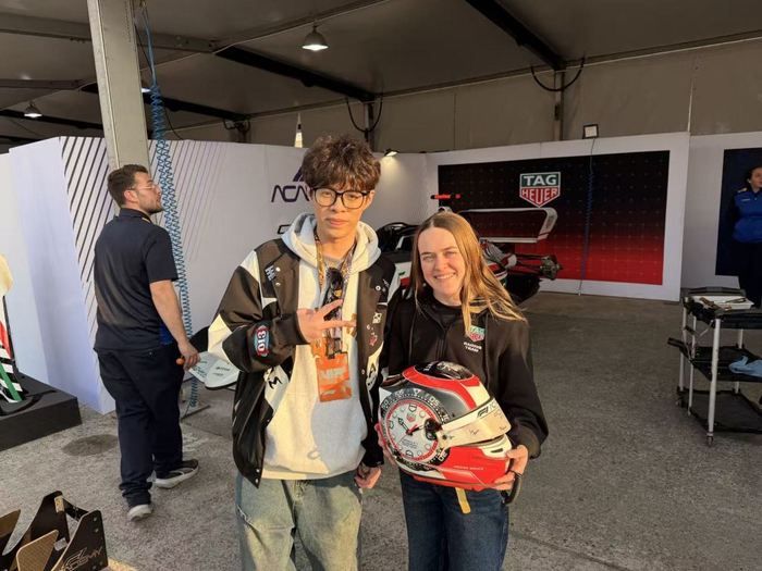 女车手梅根·布鲁斯（右）