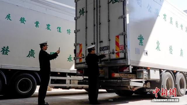 “生鲜集拼”车即将发往香港。 陈丽华 摄