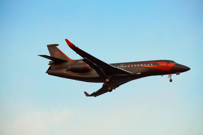 维斯塔潘的私人飞机飞抵上海虹桥。（图/范坤 摄）