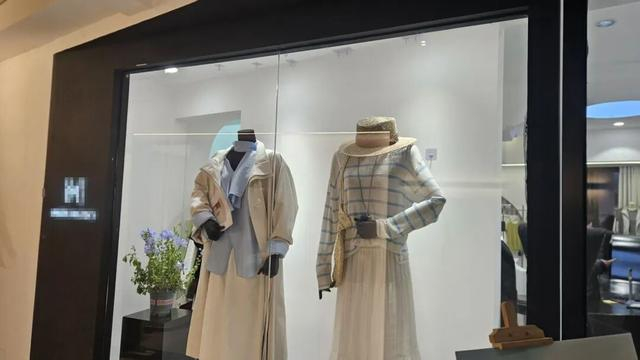△女装店的衣服展柜，冷女士称她所购买的皮草当时穿在其中一个模特身上。