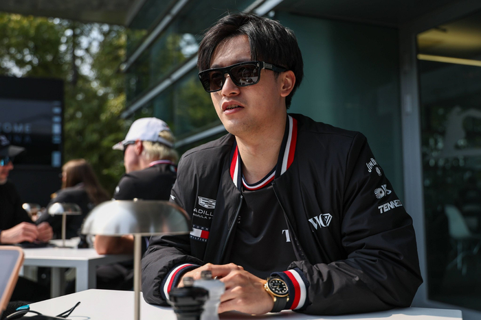 3月12日，周冠宇接受新华社记者专访。宋海源 摄