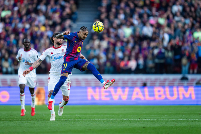 　　3月15日，巴塞罗那队球员拉菲尼亚（右）头球攻门。新华社发（胡安·戈萨特摄）