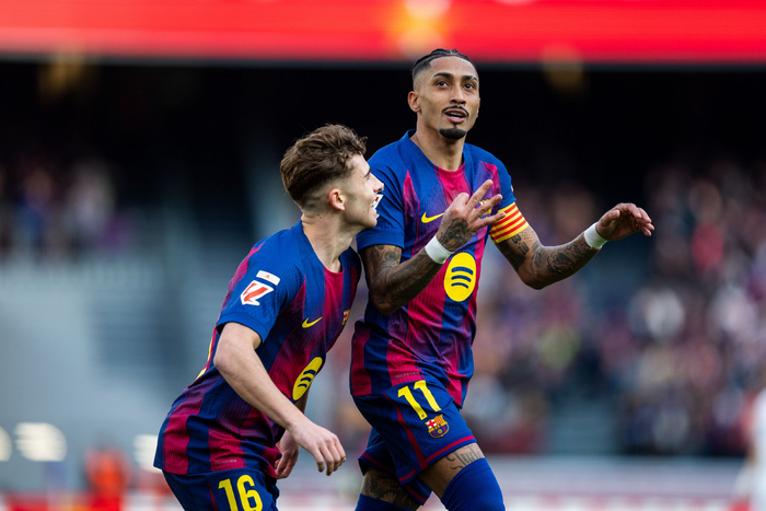 　　3月15日，巴塞罗那队球员拉菲尼亚（右）庆祝个人本场第三个进球。新华社发（胡安·戈萨特摄）