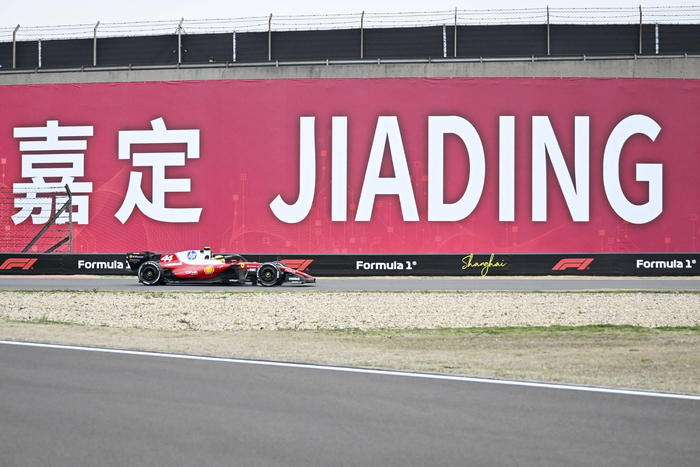 3月15日，法拉利车队英国车手汉密尔顿在比赛中。新华社记者 陈浩明 摄