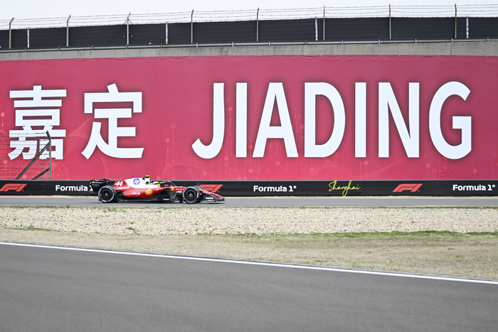 　　3月15日，法拉利车队英国车手汉密尔顿在比赛中。新华社记者 陈浩明 摄