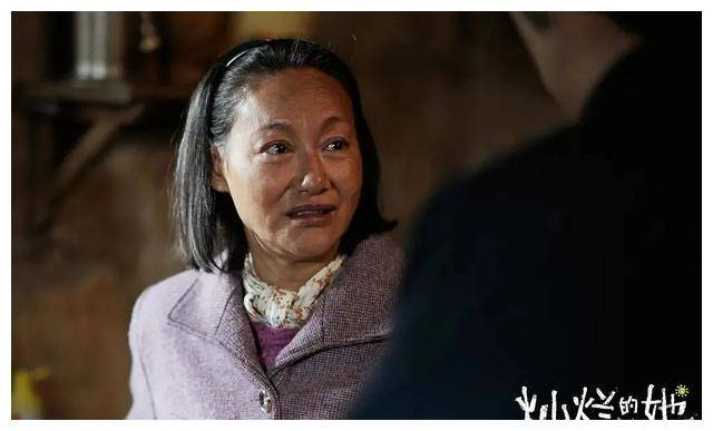 生活就像水流一样，故事情节虽然戏剧化，但却通过细致的描绘展现出内心真情。《灿烂的她》巧妙地将情感融入细节之中，让观众从中感知到真挚和温暖。生活的温暖细节，细心感受才能真正理解。这样一部电影，充满真情实感，让人至情至性。看完之后，或许我们也能在现实生活中体会到那些美好情感，让我们一同珍惜生活中的每一个瞬间，因为恰似水流岁月，细节之美，在轻声低语中绽放。