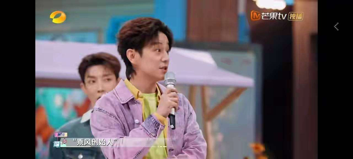  从《快乐大本营》到《你好星期六》，何炅带着观众走过了二十多年。虽然如今的节目少了固定主持群，但更多的是嘉宾们放飞自我所带来的真实感。有网友总结得非常到位：以前是看何老师控场，现在是看何老师‘渡劫’。而正是这种渡劫般的欢乐，让每个周六的晚上都充满了期待——毕竟生活已经够严肃了，谁不想在周末的晚上，看到一群明星放下偶像包袱，和何老师一起发疯呢？