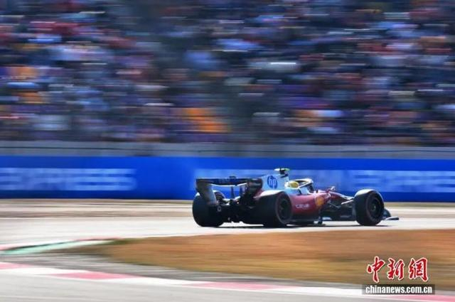 图为汉密尔顿驾驶赛车。中新社记者 张亨伟 摄
