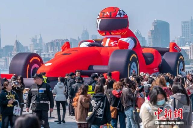 一辆巨型“F1赛车”停靠在黄浦江畔。上海虹口供图