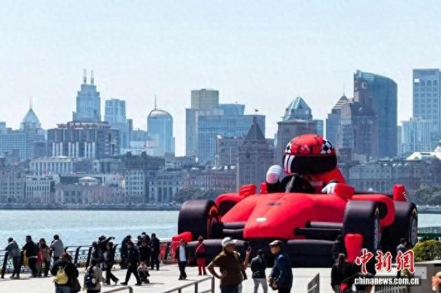 F1中国大奖赛燃擎开赛 上海掀起一股赛车热潮3月14日，一辆巨型“F1赛车”停靠在黄浦江畔。中新社记者 汤彦俊 摄