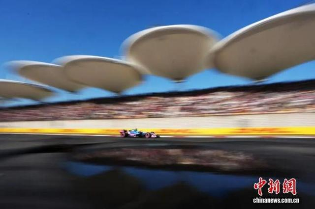 图为加斯利驾驶赛车。中新社记者 张亨伟 摄