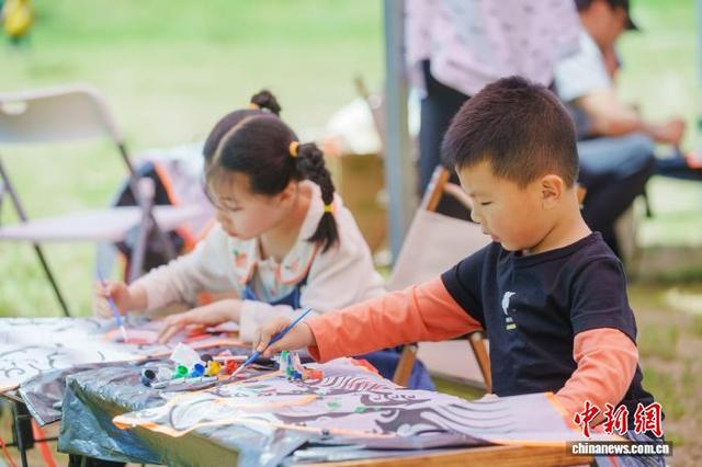 春和景明，孩子们在户外进行彩绘游戏。南京响堂 供图