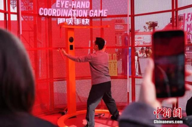 市民游客进行体验。中新社记者 张亨伟 摄