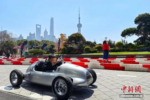 3月14日，小朋友在体验迷你赛车。 中新社记者 汤彦俊 摄