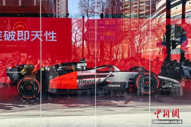 3月14日，一辆在上海街头展示的F1赛车格外引人注目。中新社记者 汤彦俊 摄
