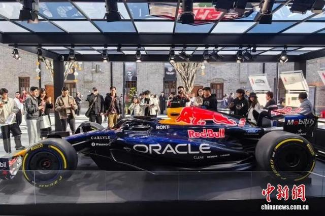 F1中国大奖赛燃擎开赛 上海掀起一股赛车热潮3月14日，一辆F1赛车在石库门街区展示吸引路人的目光。 中新社记者 汤彦俊 摄
