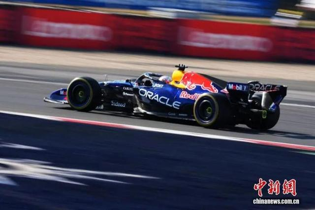 图为维斯塔潘驾驶赛车。中新社记者 张亨伟 摄