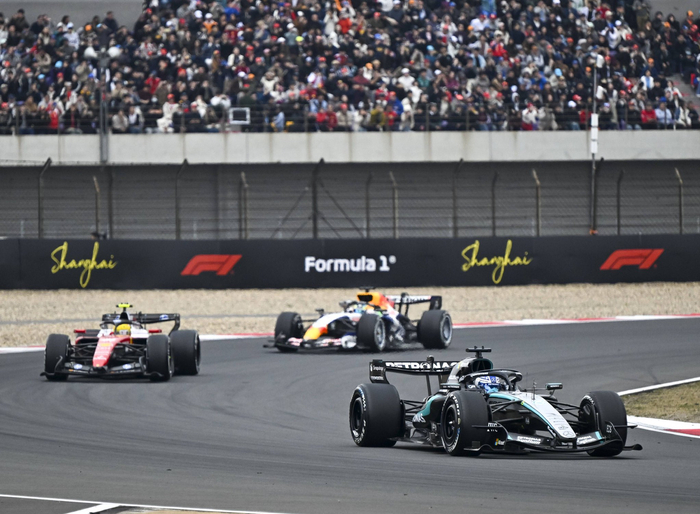 3月15日，梅赛德斯车队英国车手拉塞尔（前）在比赛中。新华社记者 陈浩明 摄