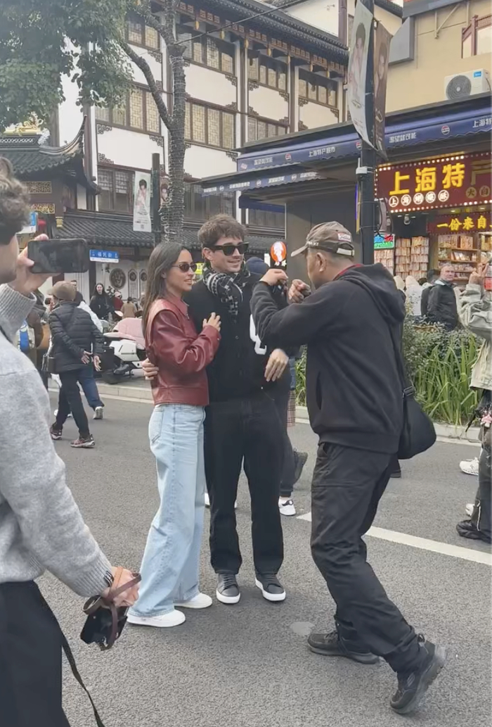 谁来了上海，都有“老法师”指点拍照。（图/小红书@dadadada）