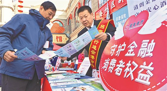 3月13日，江苏省连云港市开展“3·15”国际消费者权益日主题宣传活动。本报通讯员 耿玉和 摄