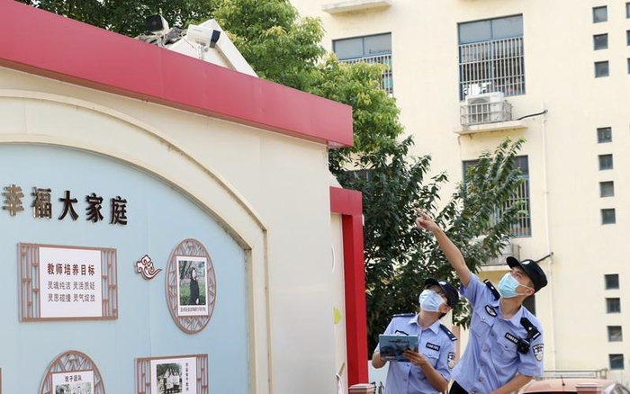 ▲资料图：某地派出所民警对辖区幼儿园的监控设施进行安全检查。图/IC photo