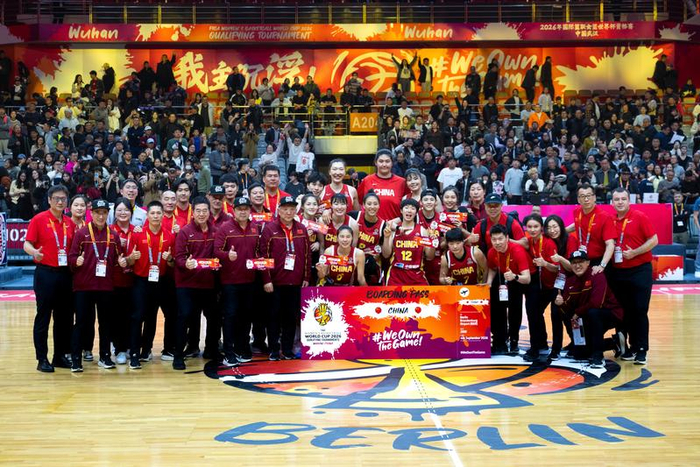 3月15日，中国队在赛后合影。新华社记者 肖艺九 摄