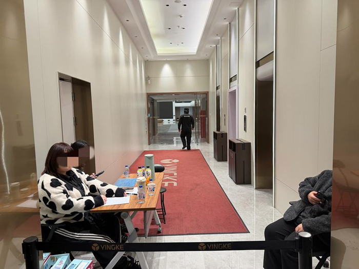 盈科国际律师大厦电梯间拉起一米线，禁止外人进入。新京报贝壳财经记者 俞金旻 摄